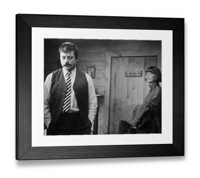Framed Print : Oliver Reed and Glenda Jackson in Women in Love Framed Print : Oliver Reed and Glenda Jackson in Women in Love