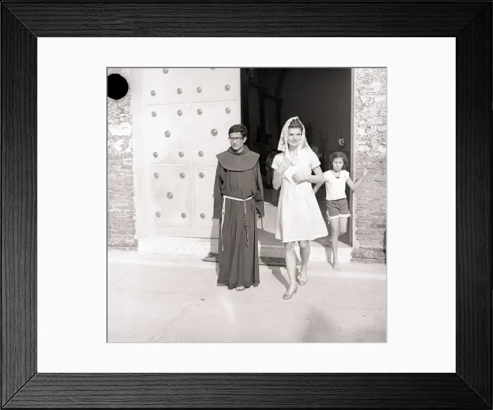 Framed Print : Jacqueline Kennedy with Clergyman at Church Framed Print : Jacqueline Kennedy with Clergyman at Church