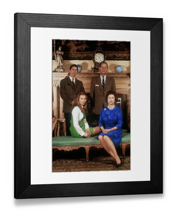Framed Print : Queen Elizabeth II Posing with Her Family Framed Print : Queen Elizabeth II Posing with Her Family