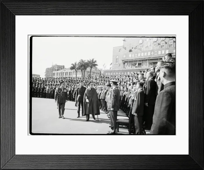 Framed Print : Chaing Kai-Shek Chats With Servicemen Framed Print : Chaing Kai-Shek Chats With Servicemen