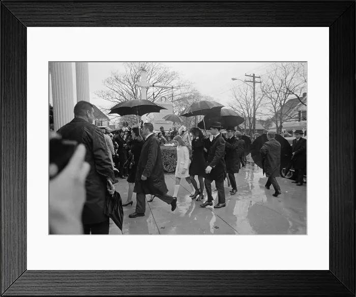 Framed Print : Jacqueline Kennedy Onassis with Daughter Caroline Framed Print : Jacqueline Kennedy Onassis with Daughter Caroline