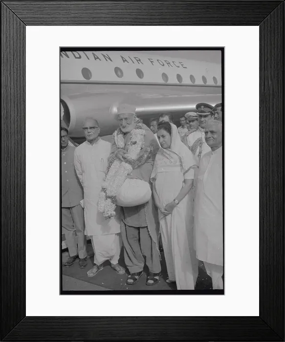 Framed Print : Indira Gandhi at Airport with Abdul Gafar Khan Framed Print : Indira Gandhi at Airport with Abdul Gafar Khan