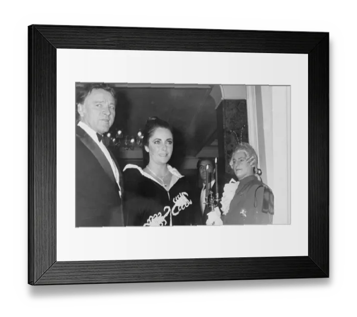 Framed Print : Elizabeth Taylor with Richard Burton