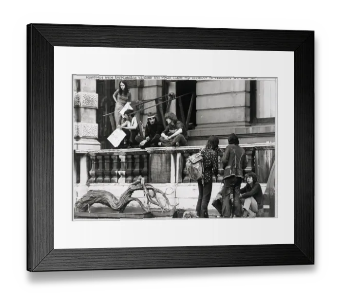 Framed Print : London Squatters In Front Of a Building Framed Print : London Squatters In Front Of a Building