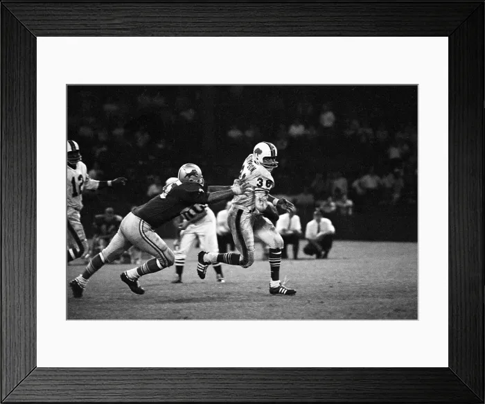 Framed Print : Lew Kamanu Tries to Grab O.J. Simpson Framed Print : Lew Kamanu Tries to Grab O.J. Simpson