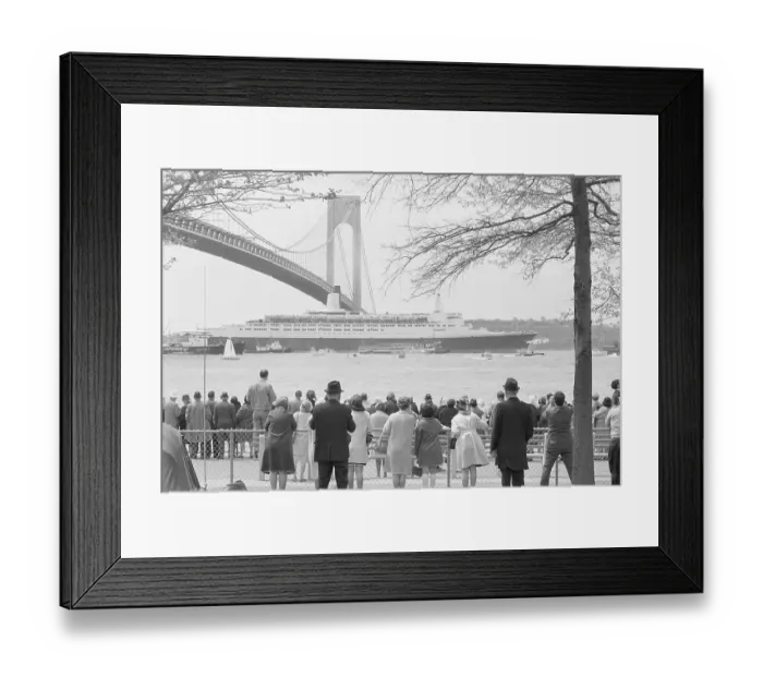 Framed Print : Queen Elizabeth 2 Sailing Past Spectators Framed Print : Queen Elizabeth 2 Sailing Past Spectators