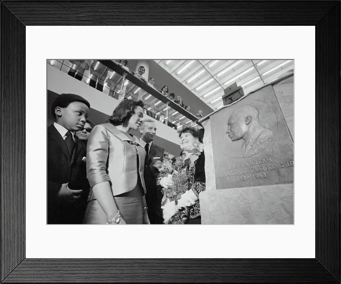 Framed Print : Coretta Scott King at Memorial for Her late Husband Framed Print : Coretta Scott King at Memorial for Her late Husband