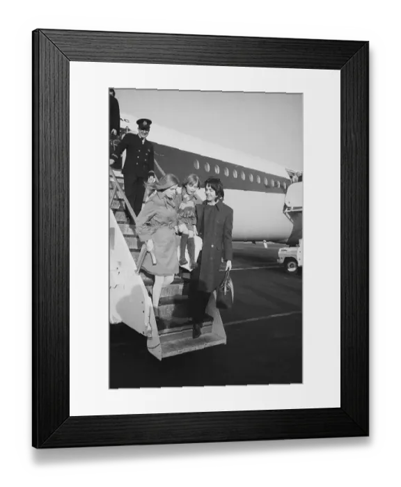 Framed Print : Paul and Linda McCartney Arriving in New York