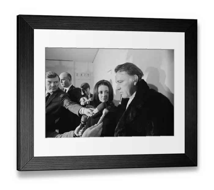 Framed Print : Elizabeth Taylor and Richard Burton at Airport