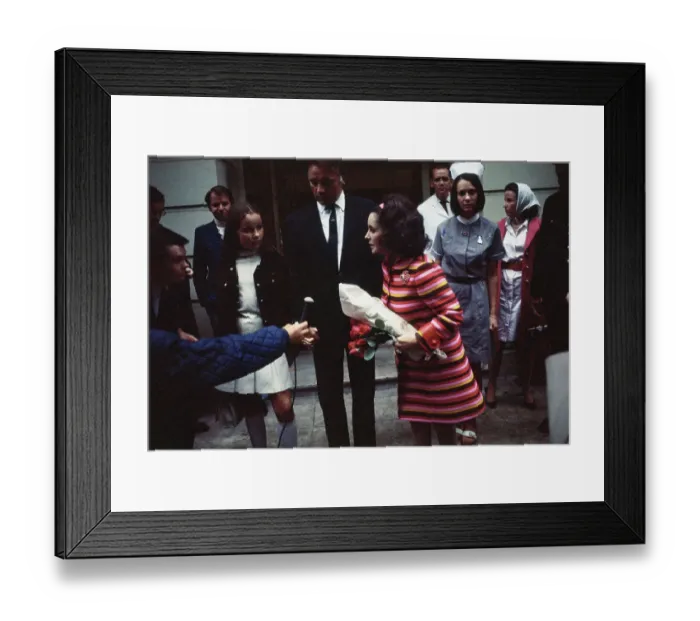 Framed Print : Elizabeth Taylor, Richard Burton, Kate Burton Framed Print : Elizabeth Taylor, Richard Burton, Kate Burton