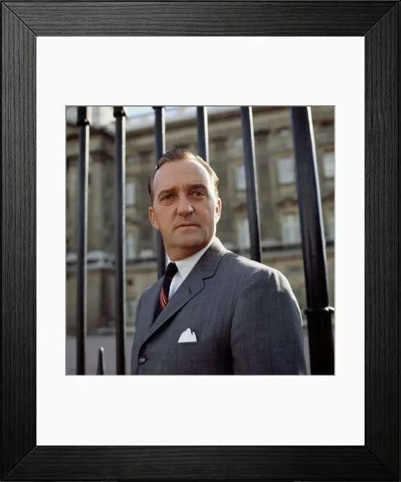 Framed Print : Art Hanes. American lawyer Art Hanes (1916 - 1997) pictured outside Buckingham Framed Print : Art Hanes. American lawyer Art Hanes (1916 - 1997) pictured outside Buckingham