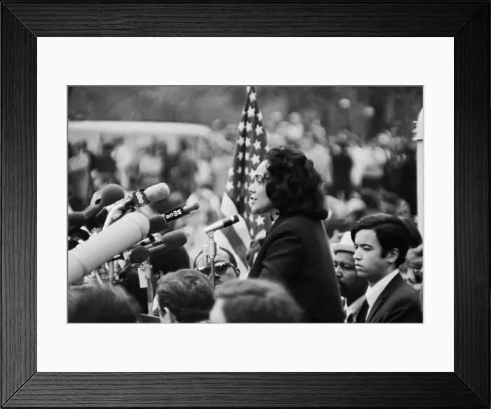 Framed Print : Coretta Scott King Delivers Late Husbands Address Framed Print : Coretta Scott King Delivers Late Husbands Address