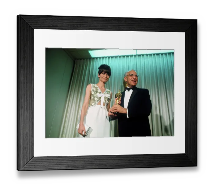 Framed Print : Audrey Hepburn and George Cukor with Oscar Framed Print : Audrey Hepburn and George Cukor with Oscar