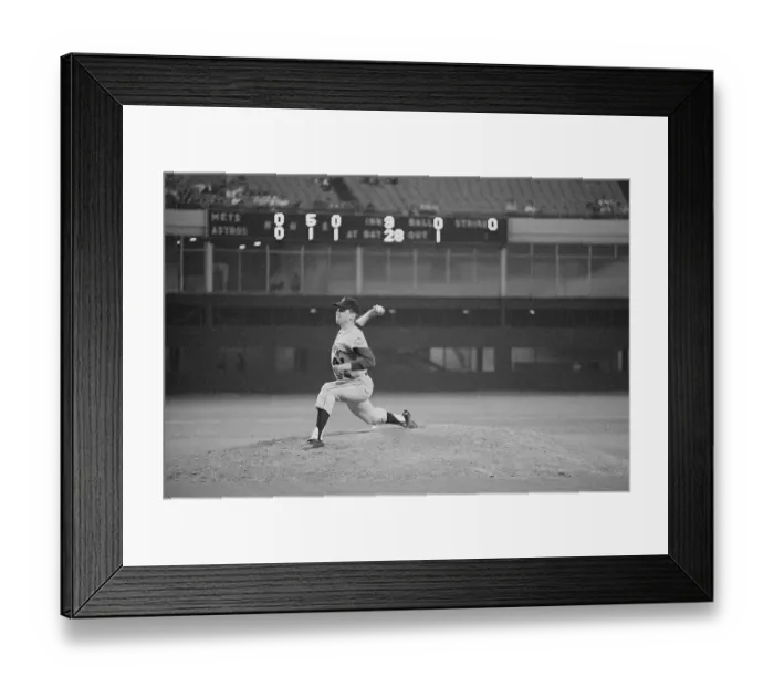 Framed Print : Tom Seaver Playing Ball on One Knee Framed Print : Tom Seaver Playing Ball on One Knee