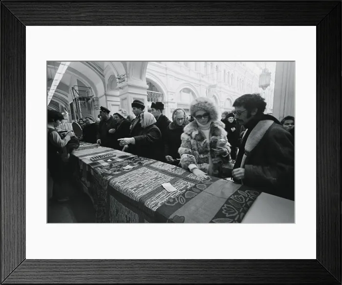 Framed Print : Faye Dunaway and Jerry Schatzberg Shopping Framed Print : Faye Dunaway and Jerry Schatzberg Shopping