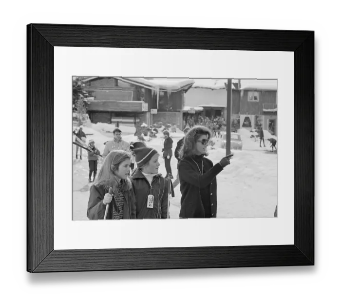Framed Print : Jacqueline Kennedy Shopping With Her Daughter Framed Print : Jacqueline Kennedy Shopping With Her Daughter