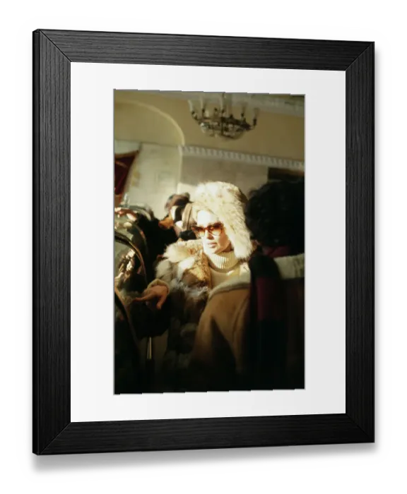 Framed Print : Faye Dunaway and Jerry Schatzberg Shopping in Moscow Framed Print : Faye Dunaway and Jerry Schatzberg Shopping in Moscow