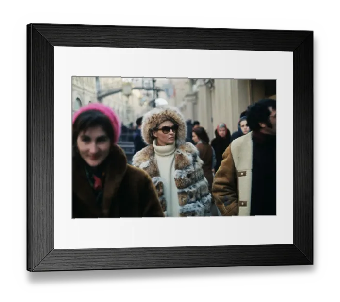 Framed Print : Faye Dunaway and Jerry Schatzberg Shopping in Moscow Framed Print : Faye Dunaway and Jerry Schatzberg Shopping in Moscow