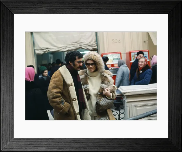Framed Print : Faye Dunaway and Jerry Schatzberg Shopping in Moscow Framed Print : Faye Dunaway and Jerry Schatzberg Shopping in Moscow
