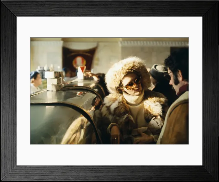 Framed Print : Faye Dunaway Shopping with Jerry Schatzberg Framed Print : Faye Dunaway Shopping with Jerry Schatzberg