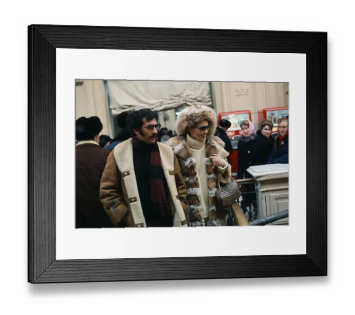 Framed Print : Faye Dunaway Shopping with Jerry Schatzberg Framed Print : Faye Dunaway Shopping with Jerry Schatzberg