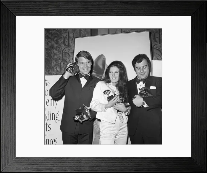 Framed Print : Grammy Award Winners Holding Statuettes