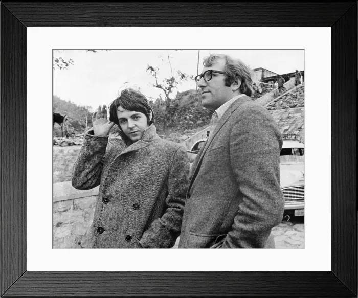 Framed Print : Paul McCartney with Manager Mal Evans Framed Print : Paul McCartney with Manager Mal Evans
