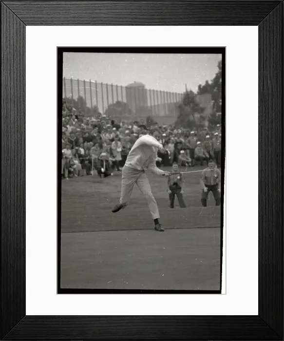 Framed Print : Weiskopf Gesturing After Winning Tourney Framed Print : Weiskopf Gesturing After Winning Tourney