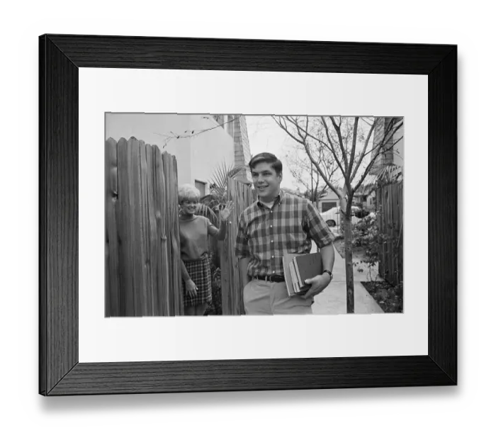 Framed Print : Wife Nancy Waving to Husband Tom Seaver