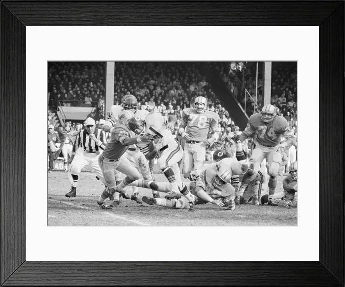Framed Print : Detriot Lions Tackle Brian Piccolo Framed Print : Detriot Lions Tackle Brian Piccolo