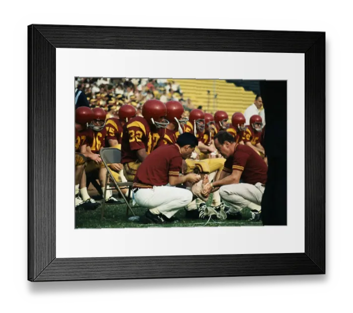 Framed Print : Portrait of OJ Simpson with Football Injury Framed Print : Portrait of OJ Simpson with Football Injury