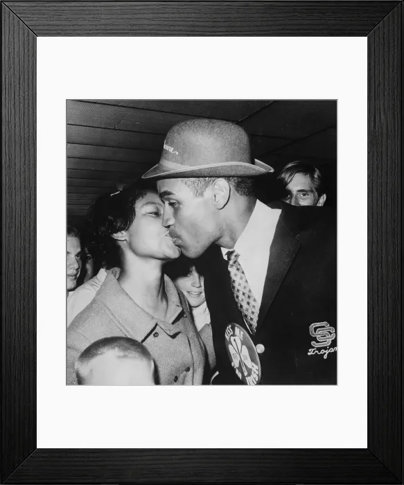 Framed Print : Welcome Kiss for O.J. Simpson from Wife Framed Print : Welcome Kiss for O.J. Simpson from Wife