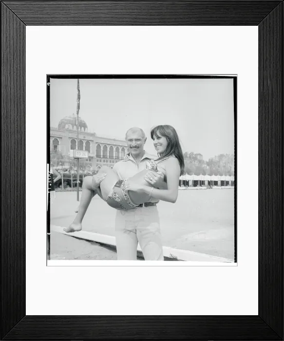 Framed Print : Lee Van Cleeft Carrying Elisabeth Juaret Browie Framed Print : Lee Van Cleeft Carrying Elisabeth Juaret Browie