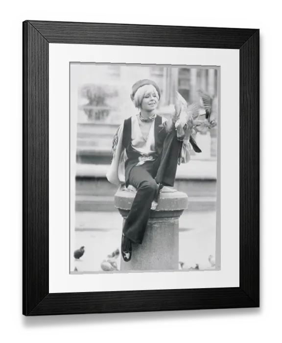 Framed Print : Susannah York Feeding the Pigeons