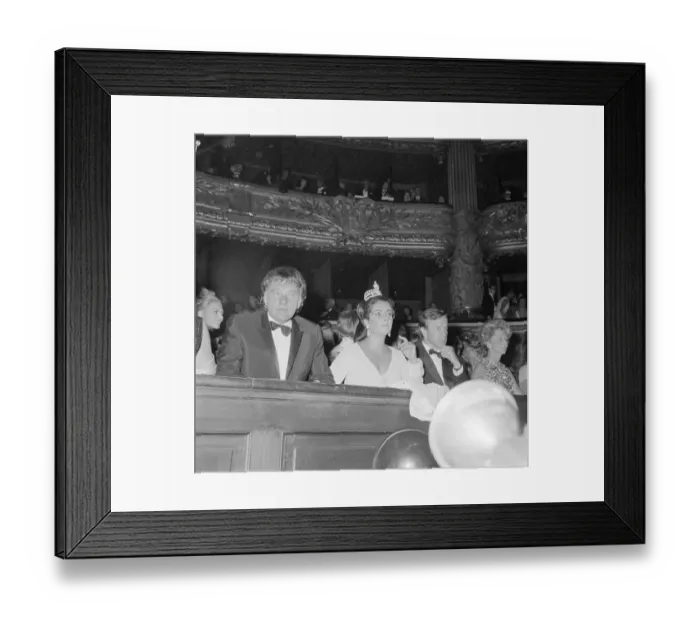 Framed Print : Elizabeth Taylor at Premiere of Taming of the Shrew
