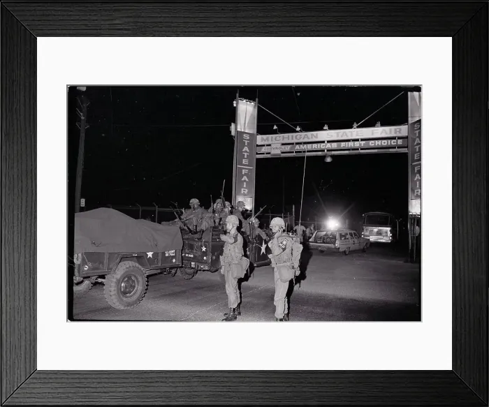 Framed Print : Paratroopers During Riot on Street Framed Print : Paratroopers During Riot on Street