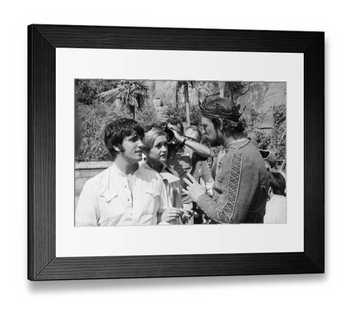 Framed Print : Twiggy and Justin De Villeneuve with Richard Harris Framed Print : Twiggy and Justin De Villeneuve with Richard Harris