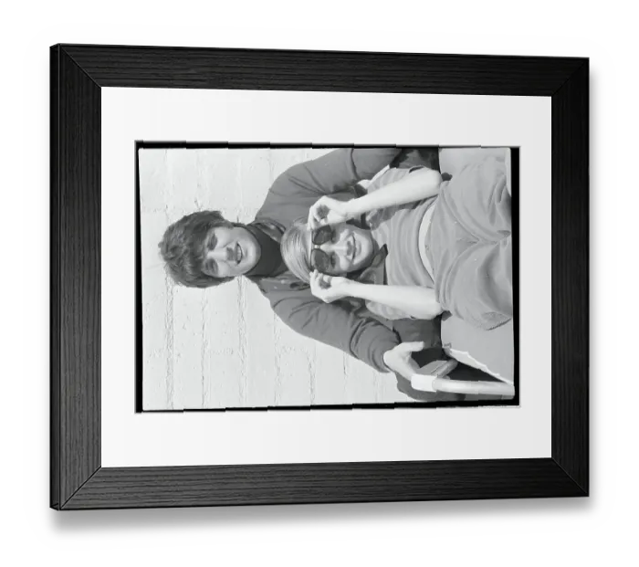 Framed Print : Twiggy Relaxing With her Agent Justin De Villeneuve Framed Print : Twiggy Relaxing With her Agent Justin De Villeneuve