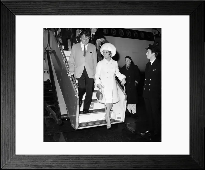 Framed Print : Elizabeth Taylor and Richard Burton Framed Print : Elizabeth Taylor and Richard Burton