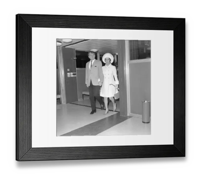 Framed Print : Elizabeth Taylor and Richard Burton Framed Print : Elizabeth Taylor and Richard Burton