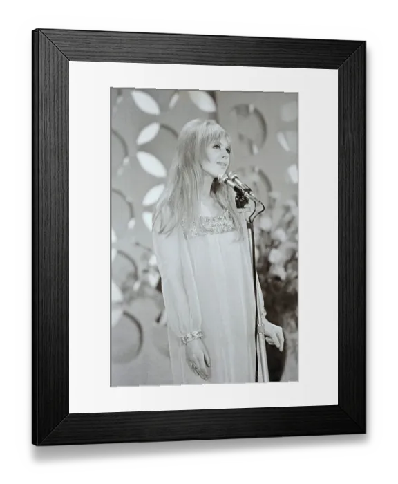 Framed Print : Marianne Faithfull Singing Framed Print : Marianne Faithfull Singing