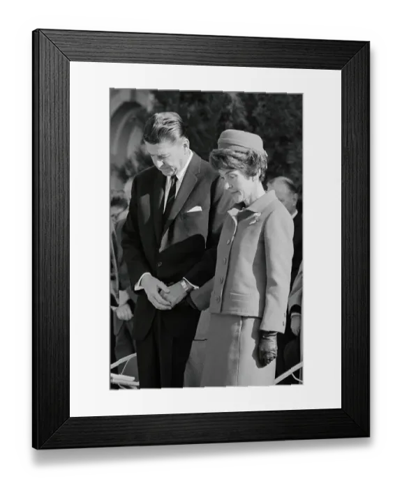 Framed Print : Ronald and Nancy Reagan Bowing Their Heads Framed Print : Ronald and Nancy Reagan Bowing Their Heads