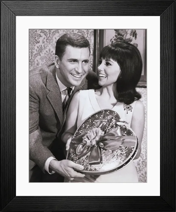 Framed Print : Marlo Thomas and Ted Bessell in That Girl Framed Print : Marlo Thomas and Ted Bessell in That Girl