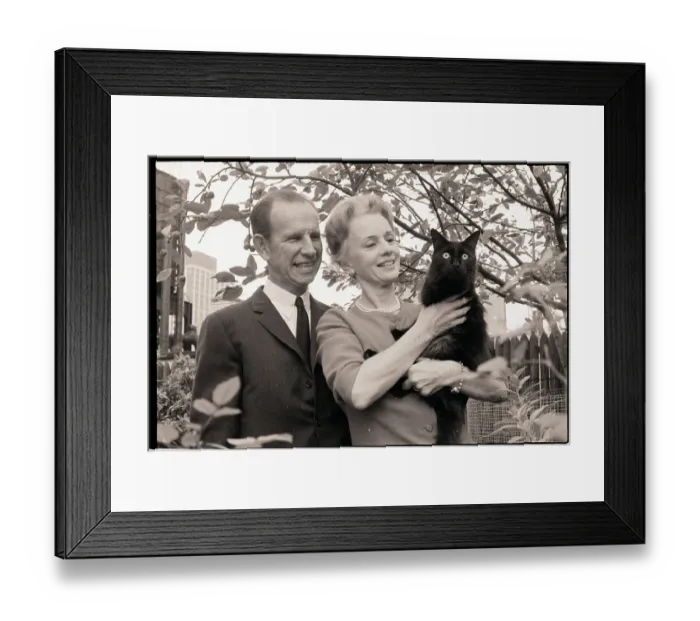 Framed Print : Hume Cronyn and Jessica Tandy with Cat Framed Print : Hume Cronyn and Jessica Tandy with Cat