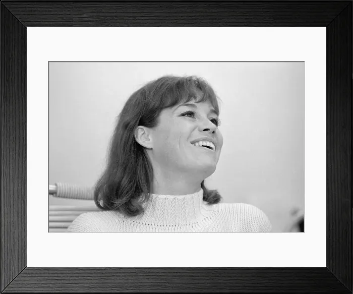 Framed Print : Portrait of Mary Tyler Moore