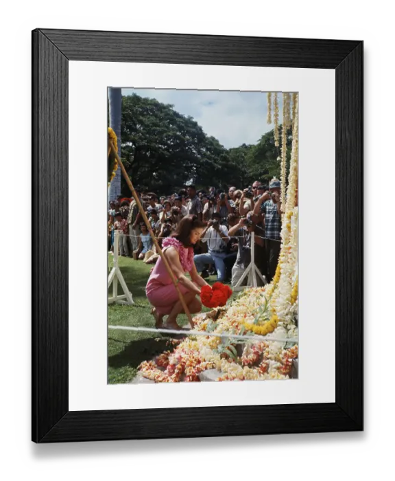 Framed Print : Jacqueline Kennedy Placing Flowers on King Kamehameha's Grave Framed Print : Jacqueline Kennedy Placing Flowers on King Kamehameha's Grave