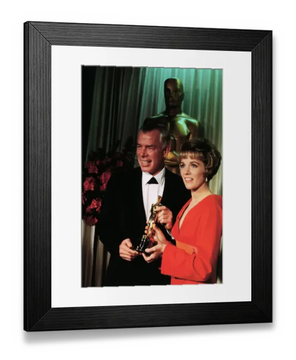 Framed Print : Lee Marvin and Julie Andrews Holding Oscar Framed Print : Lee Marvin and Julie Andrews Holding Oscar