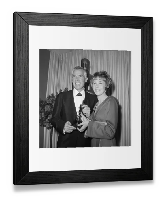 Framed Print : Lee Marvin with Best Actor Oscar Framed Print : Lee Marvin with Best Actor Oscar