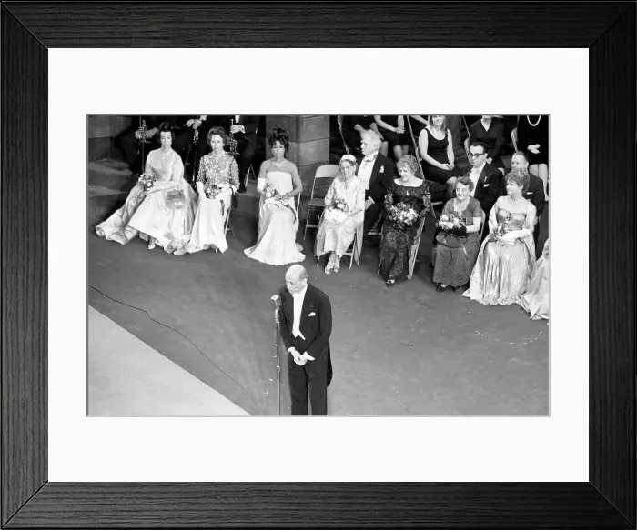 Framed Print : Met Closes in Blaze of Glory Framed Print : Met Closes in Blaze of Glory