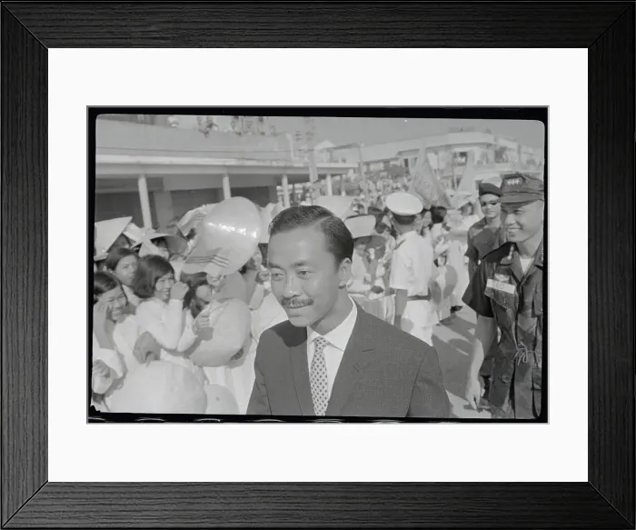 Framed Print : Nguyen Cao Ky and Crowd Framed Print : Nguyen Cao Ky and Crowd